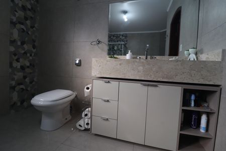 Casa à venda com 380m², 3 quartos e 7 vagasBanheiro Quarto 1 suíte 