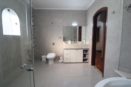 Casa à venda com 380m², 3 quartos e 7 vagasBanheiro Quarto 1 suíte 