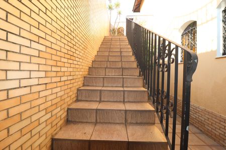 Casa à venda com 380m², 3 quartos e 7 vagasEscada de acesso a piscina 