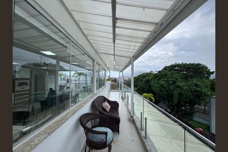 Apartamento à venda com 270m², 3 quartos e 2 vagas Apartamento à venda com 270m², 3 quartos e 2 vagasTerraço