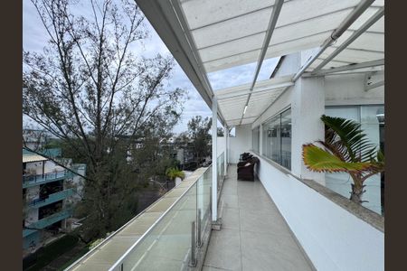 Apartamento à venda com 270m², 3 quartos e 2 vagas Apartamento à venda com 270m², 3 quartos e 2 vagasTerraço