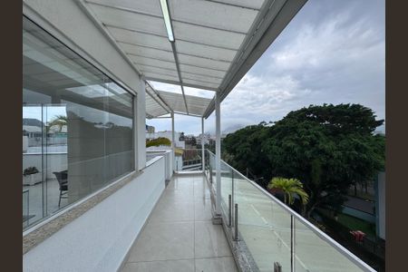 Apartamento à venda com 270m², 3 quartos e 2 vagas Apartamento à venda com 270m², 3 quartos e 2 vagasTerraço