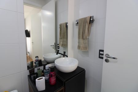 Banheiro do quarto de apartamento para alugar com 1 quarto, 28m² em Vila Penteado, São Paulo