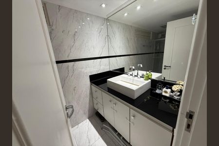 Banheiro de apartamento à venda com 2 quartos, 109m² em Moema, São Paulo