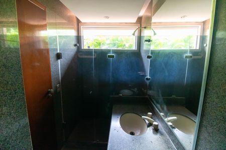 Casa de condomínio para alugar com 200m², 5 quartos e 4 vagas Casa de condomínio para alugar com 200m², 5 quartos e 4 vagasBanheiro da Suíte 1