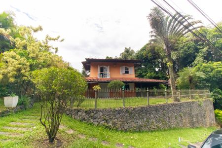 Casa de condomínio para alugar com 200m², 5 quartos e 4 vagas Casa de condomínio para alugar com 200m², 5 quartos e 4 vagasFachada