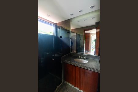 Casa de condomínio para alugar com 200m², 5 quartos e 4 vagas Casa de condomínio para alugar com 200m², 5 quartos e 4 vagasBanheiro da Suíte 1