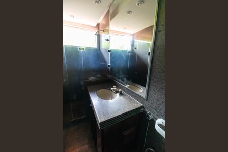 Casa de condomínio para alugar com 200m², 5 quartos e 4 vagas Casa de condomínio para alugar com 200m², 5 quartos e 4 vagasBanheiro da Suíte 1