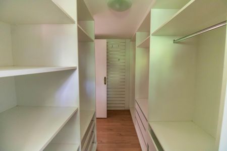 Casa de condomínio para alugar com 200m², 5 quartos e 4 vagas Casa de condomínio para alugar com 200m², 5 quartos e 4 vagasCloset da suíte 2