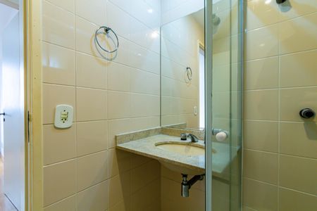 Apartamento à venda com 43m², 2 quartos e 1 vaga Apartamento à venda com 43m², 2 quartos e 1 vagaBanheiro social