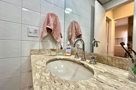 Apartamento à venda com 76m², 2 quartos e 2 vagasBanheiro Corredor