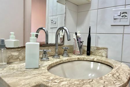 Apartamento à venda com 76m², 2 quartos e 2 vagasBanheiro da Suíte