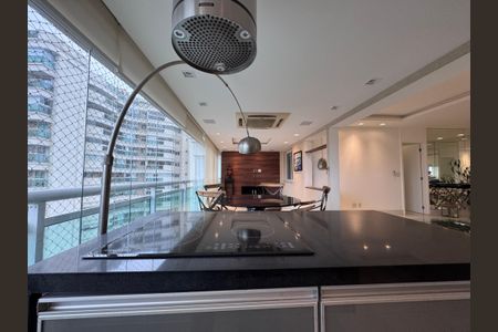 Apartamento à venda com 141m², 3 quartos e 2 vagas Apartamento à venda com 141m², 3 quartos e 2 vagasVaranda