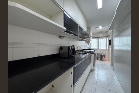 Apartamento à venda com 141m², 3 quartos e 2 vagas Apartamento à venda com 141m², 3 quartos e 2 vagasCozinha e Área de Serviço