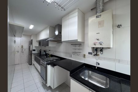 Apartamento à venda com 141m², 3 quartos e 2 vagas Apartamento à venda com 141m², 3 quartos e 2 vagasCozinha e Área de Serviço