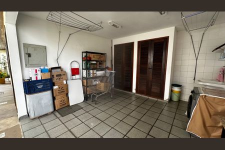 Casa de condomínio à venda com 400m², 4 quartos e 3 vagas Casa de condomínio à venda com 400m², 4 quartos e 3 vagasÁrea de Serviço