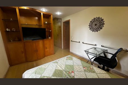 Casa de condomínio à venda com 400m², 4 quartos e 3 vagas Casa de condomínio à venda com 400m², 4 quartos e 3 vagasQuarto 4