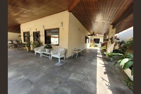 Casa de condomínio à venda com 400m², 4 quartos e 3 vagas Casa de condomínio à venda com 400m², 4 quartos e 3 vagasÁrea externa