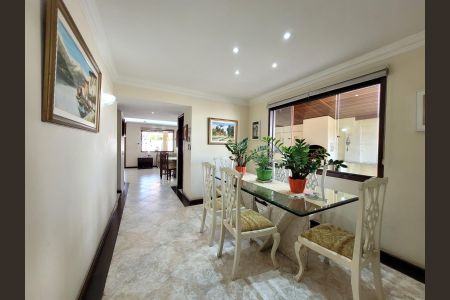 Casa de condomínio à venda com 400m², 4 quartos e 3 vagas Casa de condomínio à venda com 400m², 4 quartos e 3 vagasSala de Jantar