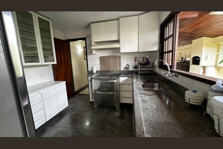 Casa de condomínio à venda com 400m², 4 quartos e 3 vagas Casa de condomínio à venda com 400m², 4 quartos e 3 vagasCozinha