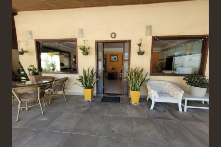 Casa de condomínio à venda com 400m², 4 quartos e 3 vagas Casa de condomínio à venda com 400m², 4 quartos e 3 vagasÁrea externa