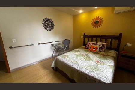 Casa de condomínio à venda com 400m², 4 quartos e 3 vagas Casa de condomínio à venda com 400m², 4 quartos e 3 vagasQuarto 4