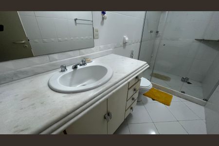 Casa de condomínio à venda com 400m², 4 quartos e 3 vagas Casa de condomínio à venda com 400m², 4 quartos e 3 vagasBanheiro