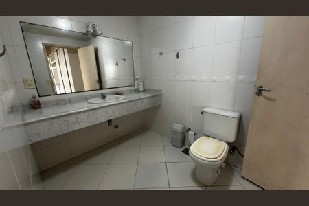 Casa de condomínio à venda com 400m², 4 quartos e 3 vagas Casa de condomínio à venda com 400m², 4 quartos e 3 vagasBanheiro externo