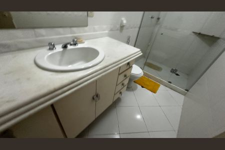 Casa de condomínio à venda com 400m², 4 quartos e 3 vagas Casa de condomínio à venda com 400m², 4 quartos e 3 vagasBanheiro