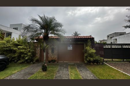 Casa de condomínio à venda com 400m², 4 quartos e 3 vagas Casa de condomínio à venda com 400m², 4 quartos e 3 vagasFachada
