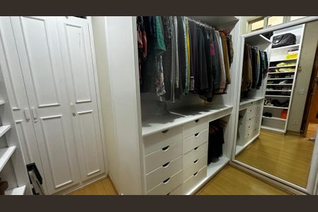 Casa de condomínio à venda com 400m², 4 quartos e 3 vagas Casa de condomínio à venda com 400m², 4 quartos e 3 vagasCloset do quarto 4