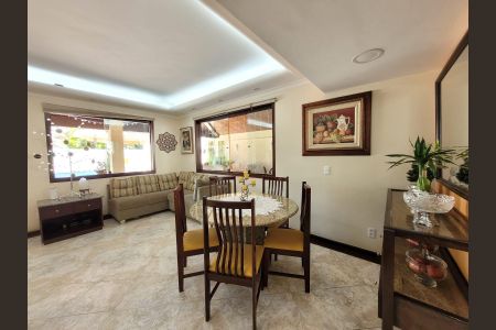 Casa de condomínio à venda com 400m², 4 quartos e 3 vagas Casa de condomínio à venda com 400m², 4 quartos e 3 vagasSala