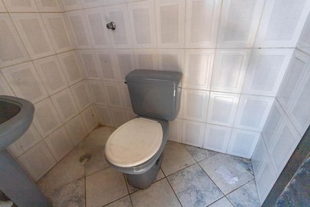 Casa à venda com 274m², 4 quartos e 2 vagas Casa à venda com 274m², 4 quartos e 2 vagasBanheiro da churrasqueira