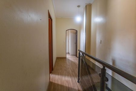 Casa à venda com 274m², 4 quartos e 2 vagas Casa à venda com 274m², 4 quartos e 2 vagasCorredor