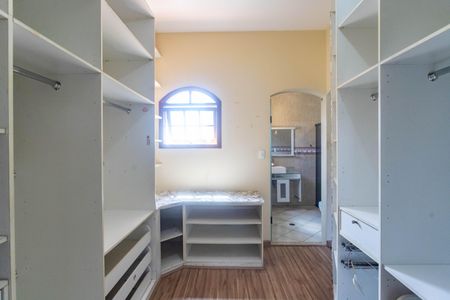Casa à venda com 274m², 4 quartos e 2 vagas Casa à venda com 274m², 4 quartos e 2 vagasCloset da suíte