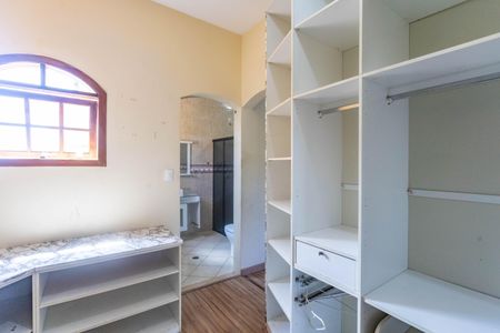 Casa à venda com 274m², 4 quartos e 2 vagas Casa à venda com 274m², 4 quartos e 2 vagasCloset da suíte