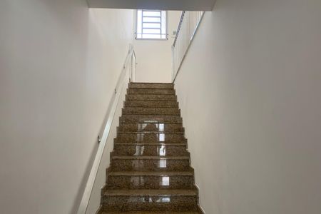 Casa para alugar com 210m², 3 quartos e 2 vagas Casa para alugar com 210m², 3 quartos e 2 vagasEscada