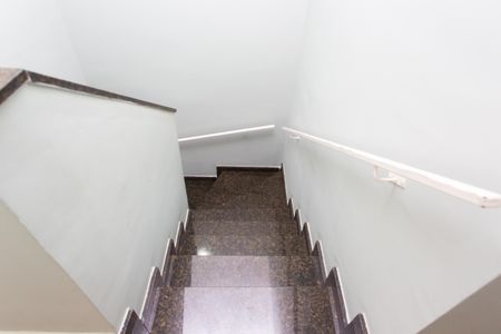 Casa à venda com 100m², 2 quartos e 4 vagas Casa à venda com 100m², 2 quartos e 4 vagasEscada