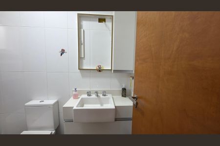 Casa à venda com 204m², 3 quartos e 2 vagasBanheiro da Suíte 2