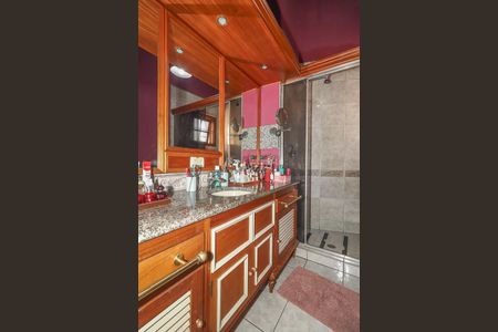 Casa de condomínio à venda com 306m², 5 quartos e 4 vagasBanheiro 3