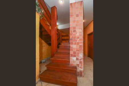 Casa de condomínio à venda com 306m², 5 quartos e 4 vagasEscada