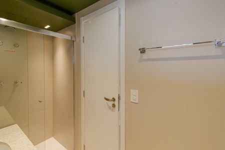 Banheiro de kitnet/studio para alugar com 1 quarto, 41m² em Vila Nova Conceição, São Paulo