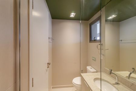 Banheiro de kitnet/studio para alugar com 1 quarto, 41m² em Vila Nova Conceição, São Paulo