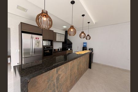 Casa de condomínio à venda com 450m², 4 quartos e 4 vagasQuintal com churrasqueira e piscina