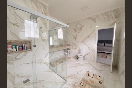 Casa de condomínio à venda com 450m², 4 quartos e 4 vagasBanheiro da Suíte 1