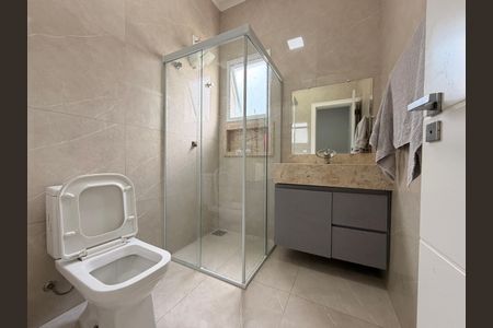 Casa de condomínio à venda com 450m², 4 quartos e 4 vagasBanheiro da Suíte 2