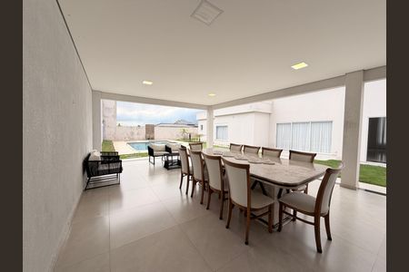 Casa de condomínio à venda com 450m², 4 quartos e 4 vagasQuintal com churrasqueira e piscina