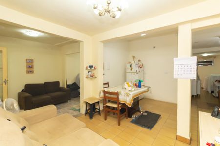 Sala de casa à venda com 5 quartos, 130m² em Conjunto Residencial José Bonifácio, São Paulo