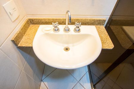 Banheiro social de apartamento à venda com 4 quartos, 97m² em Vila Bastos, Santo André