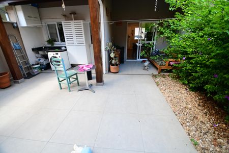 Casa de condomínio à venda com 120m², 3 quartos e 2 vagasQuintal